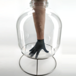 Ihmisen käsi kumihanskoineen Fermzilla All rounder 30 litraisen käymisastian sisällä