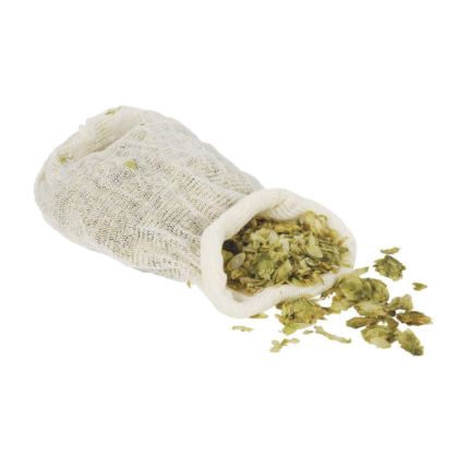 Puuvillainen humalapussi täynnä humalankukkia