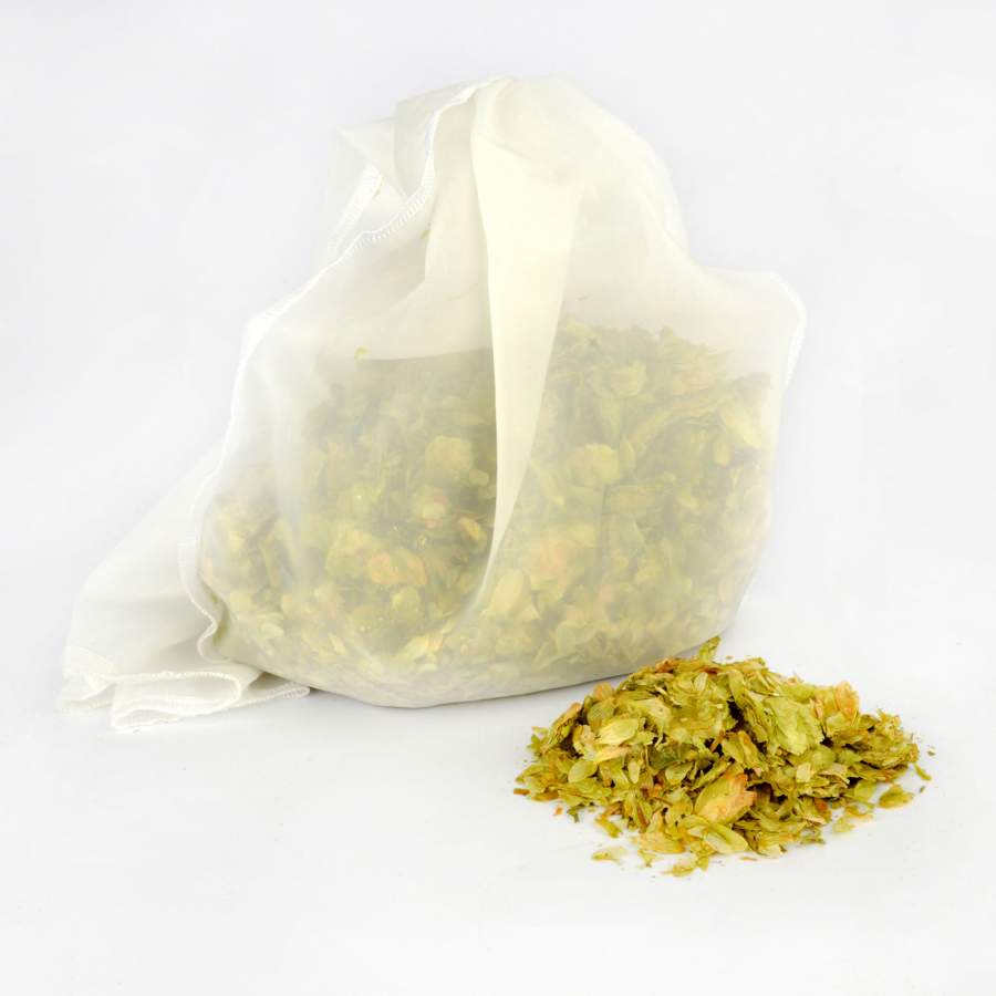 Humalapussi-uudelleenkäytettävä Uudelleenkäytettävä polyesteristä valmistettu laadukas humalapussi täynnä humalan kukintoja