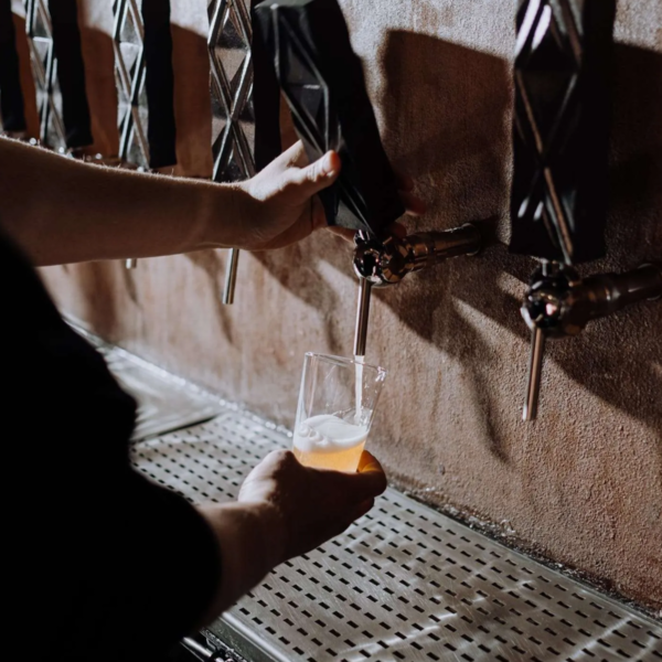 Mies kaataa olutta lasiin oluthanasta