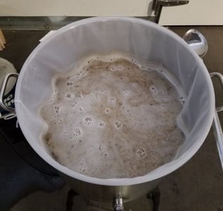 Mäskäyspussi kattilan ympärillä