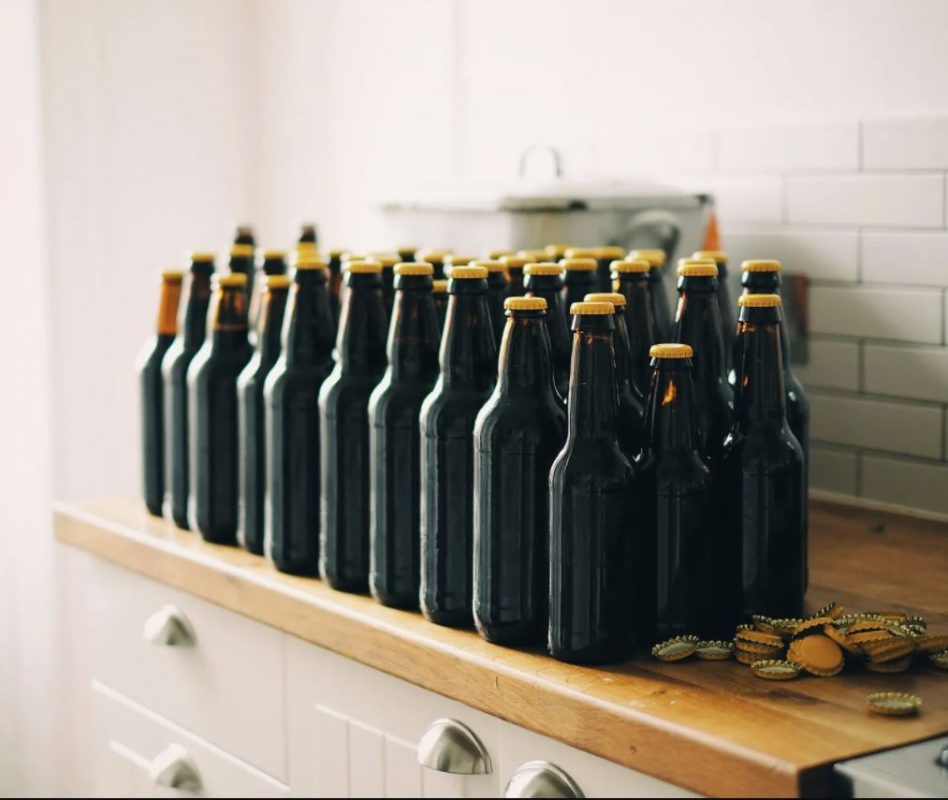 Useita itsetehtyjä oluita pullotettuna